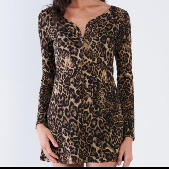 Button Down tunic dress in Leopard - Picture 2 of 5